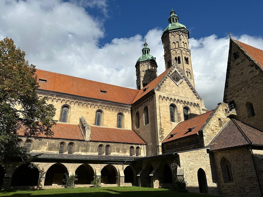 Наумбургский собор https://www.tripadvisor.com/Attraction_Review-g642142-d207219-Reviews-Naumburg_Cathedral_UNESCO_World_Heritage-Naumburg_Saxony_Anhalt.html