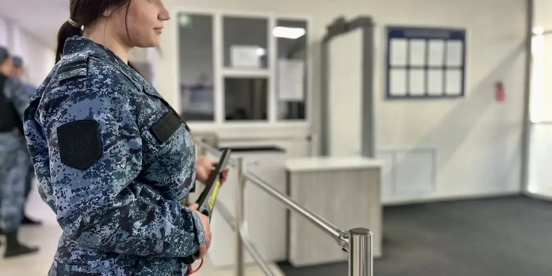 Пенсионерка из Пыть-Яха не смогла улететь в Эмираты из-за долга в 17 тысяч рублей