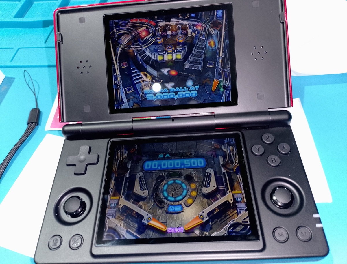    Metroid Prime Pinball хорошо объясняет смысл двух экранов: поле остается снизу, а верхний дисплей работает как продолжение игрового стола.