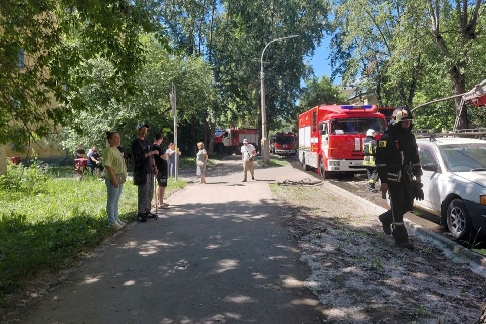    Огонь охватил второй этаж и кровлю трехэтажного здания в Калининском районе Надежда РЫЖКИНА