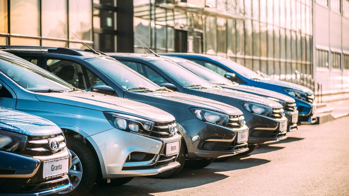    Автомобили LADA у автосалона. Фото Grisha Bruev / Shutterstock.com