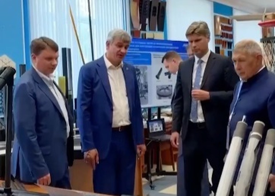    Дмитрий Баканов высоко оценил лаборатории казанского вуза. Фото: скриншот видео пресс-службы госкорпорации «Роскосмос»