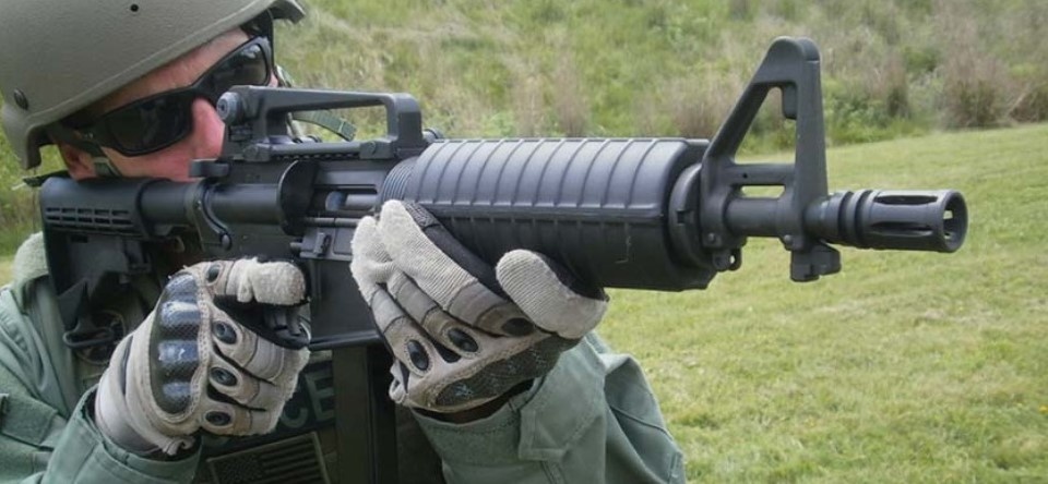 Пистолет-пулемет на базе AR-15/М16 в руках.