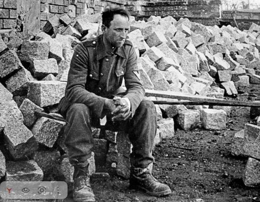 Пленный немецкий солдат у Рейхстага, май 1945 года.