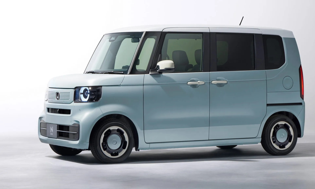 Компактный Honda N-Box выпускают в разных вариантах исполнения