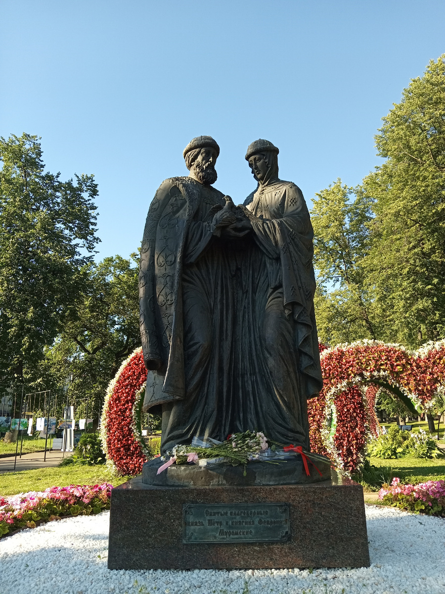 Памятник Петру и Февронии на Первомайском бульваре в центре Ярославля. Фото автора, 2024 год.