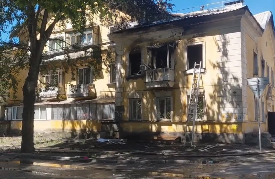    Сотрудники МЧС с помощью трехколенной лестницы спасли четырех человек. Надежда РЫЖКИНА