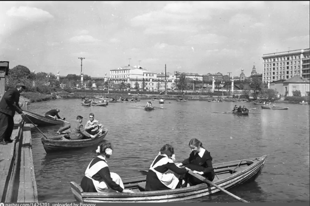 Пионерский пруд ЦПКиО. 1961. Автор:В. Акимов
Источник:https://goskatalog.ru/portal/#/collections?id=30921105