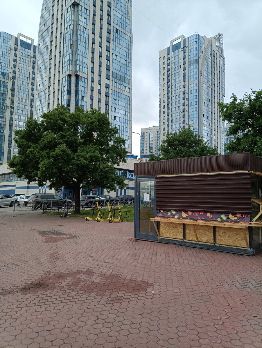 Ларёк закрыт,на стекле- предупреждение 