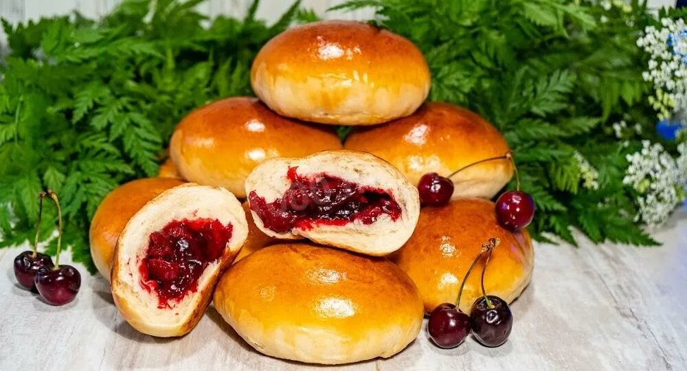Пирожки с вишней