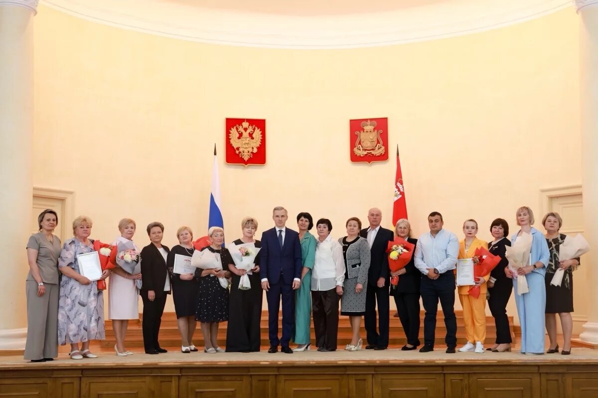    Лучших медиков Смоленской области отметили областными наградами