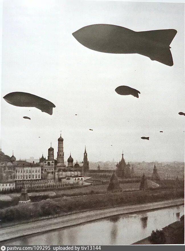 Аэростаты воздушного заграждения над центром Москвы в 1941 году