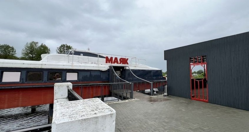   Знаменитый теплоход-гастробар «Маяк» в Пинске выставили на продажу