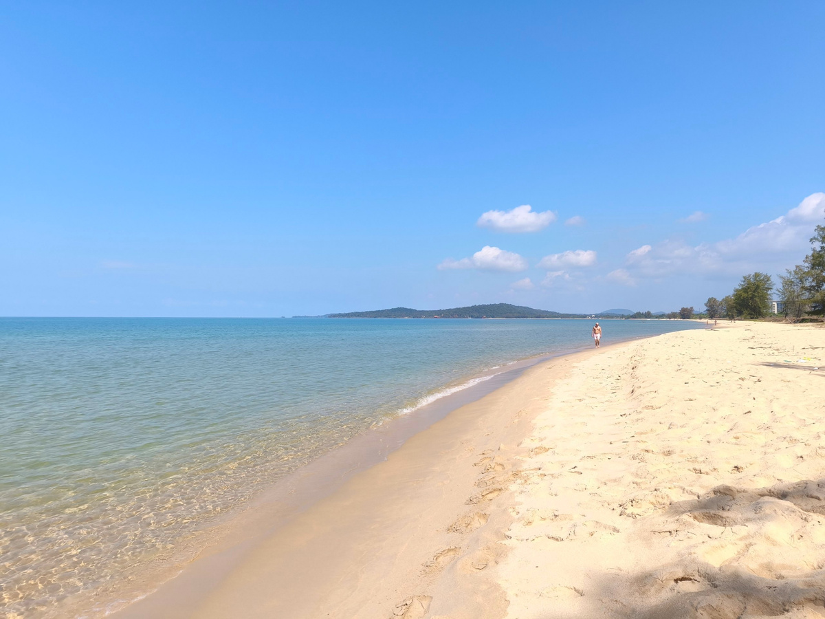 Дикая часть пляжа Онг Ланг Бич (Ong Lang Beach), Фукуок.