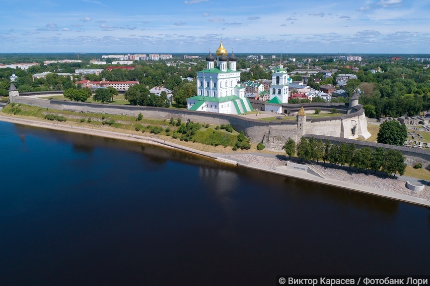 Троицкий собор в псковском кремле солнечным июльским днем. Аэросъемка. Псков, Россия (2018 год)
