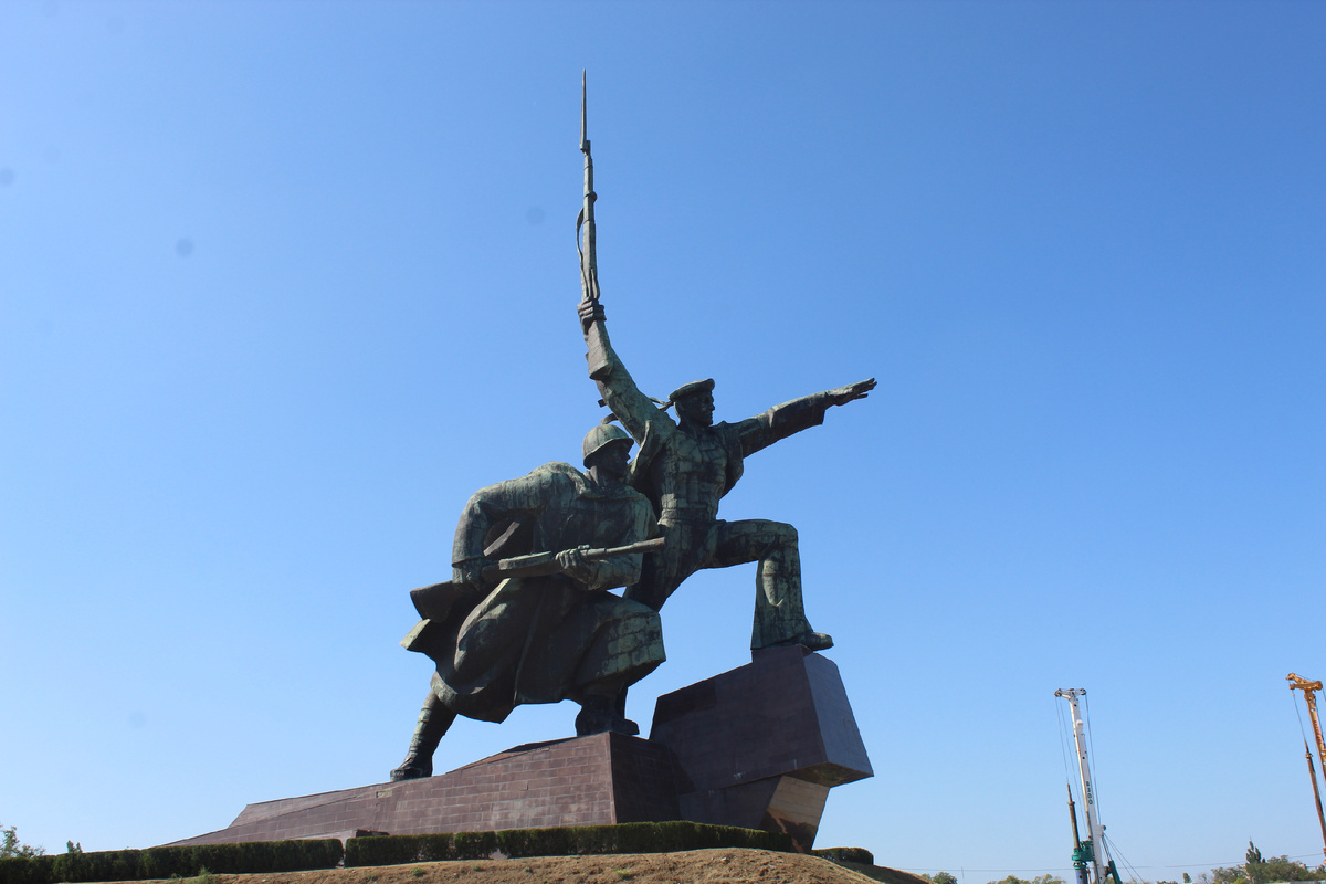 "Айда в Румынию" - народное название памятника