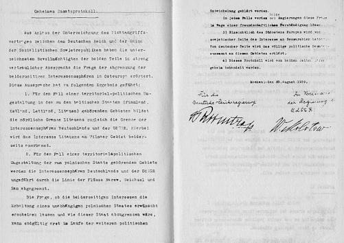 Пакт Германии и СССР в августе 1939 года убрал для Гитлера риск немедленной войны на два фронта.