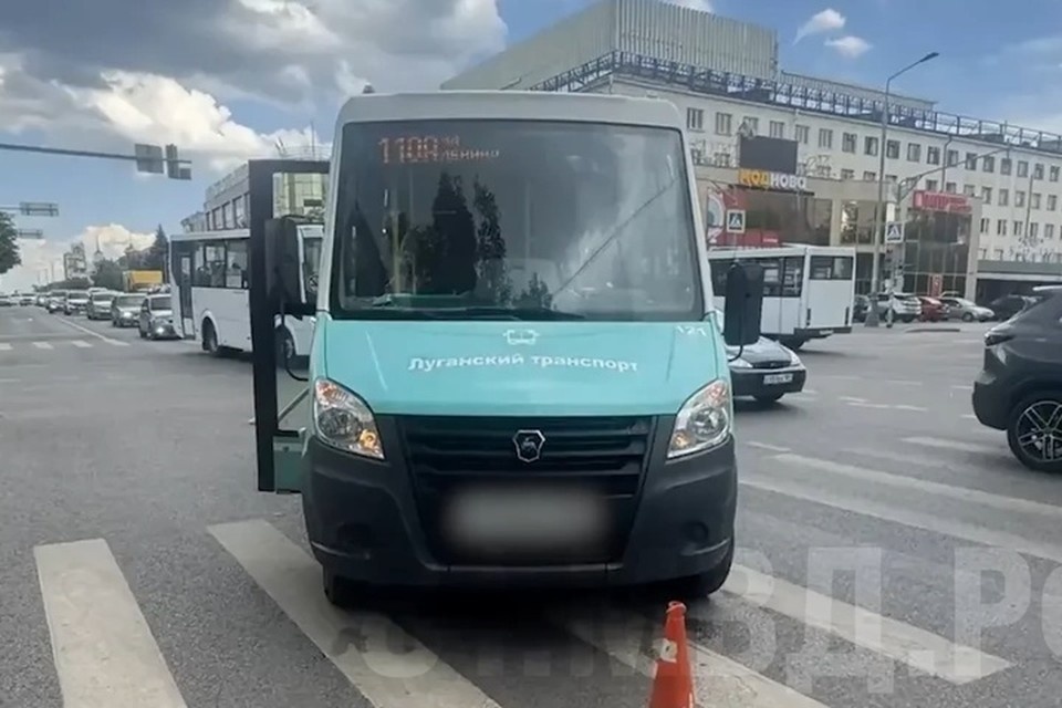    Полиция разбирается в ДТП, в котором маршрутка сбила пенсионерку в Луганске. ФОТО: скриншот с видео