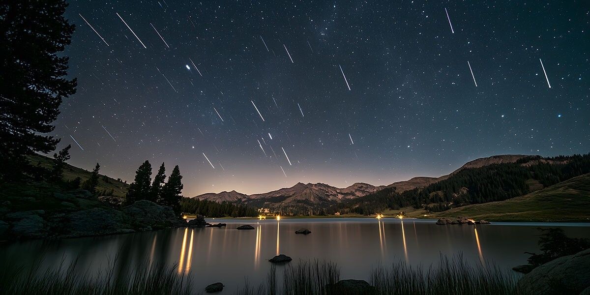 Метеорный поток Персеиды над ночным небом. Источник: Jan Garbers / Shutterstock / FOTODOM📷
