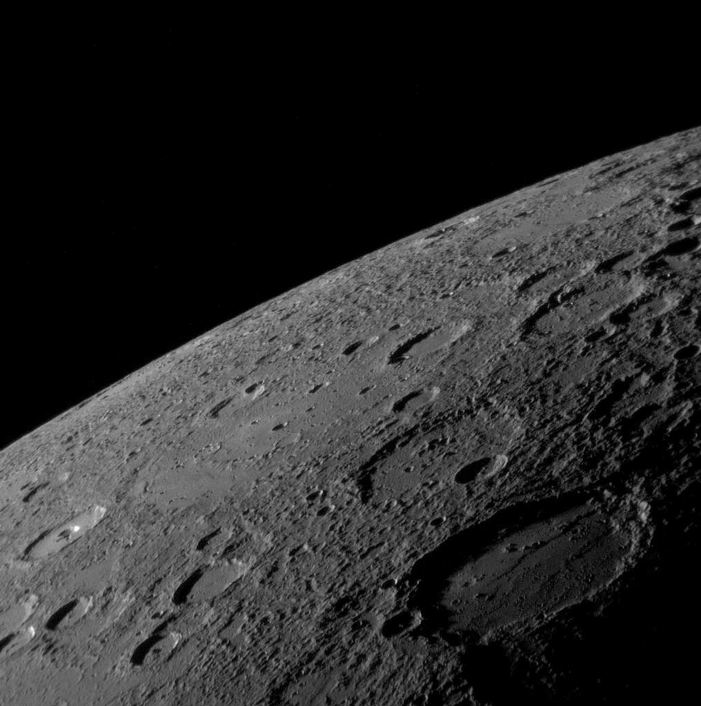 Поверхность Меркурия. Снимок АМС «MESSENGER» (NASA), 2008 г. Фото: взято из en.wikipedia.org