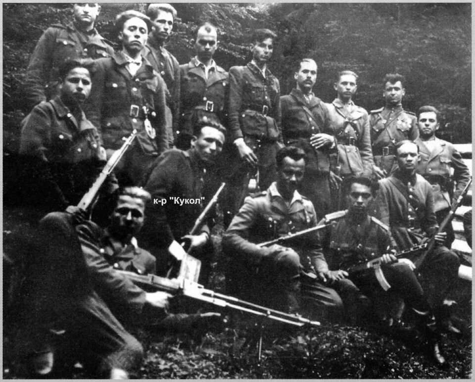 Главарь бандформирования УПА Иван Мицконюк (псевдо "Кукол") с боевиками своей сотни. Часть боевиков одета в форму Красной Армии