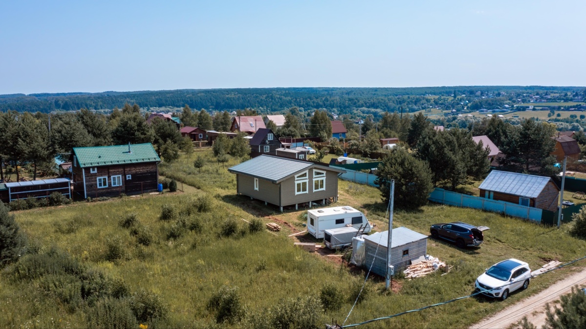 Вот тут хорошо видно забор соседа. Меня с одной стороны расстраивает, что он стоит к нам не окрашенной стороной, с другой — надеюсь, получить у соседей разрешение и покрасить его сама)