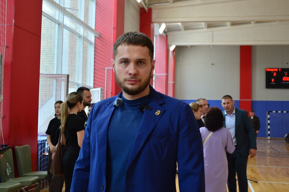    Кирилл Макаров рассказал, что благодаря поддержке федерального центра есть возможность не только приводить в порядок спортивные объекты, но и оснащать их современным инвентарем Роман ПОБЕРЕЖНЮК