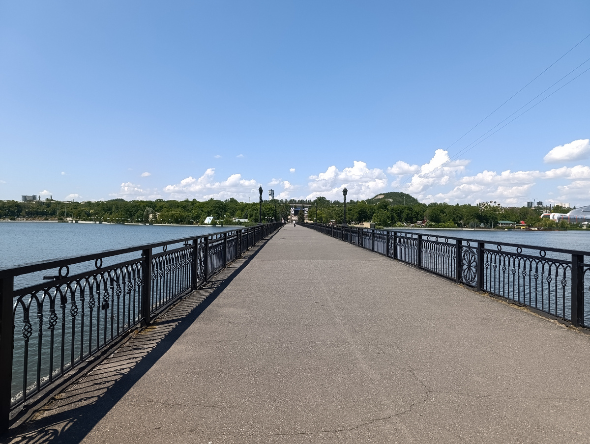 Пешеходный мост через первый городской ставок (пруд) на берегу реки Скоморошина (Бахмутка).