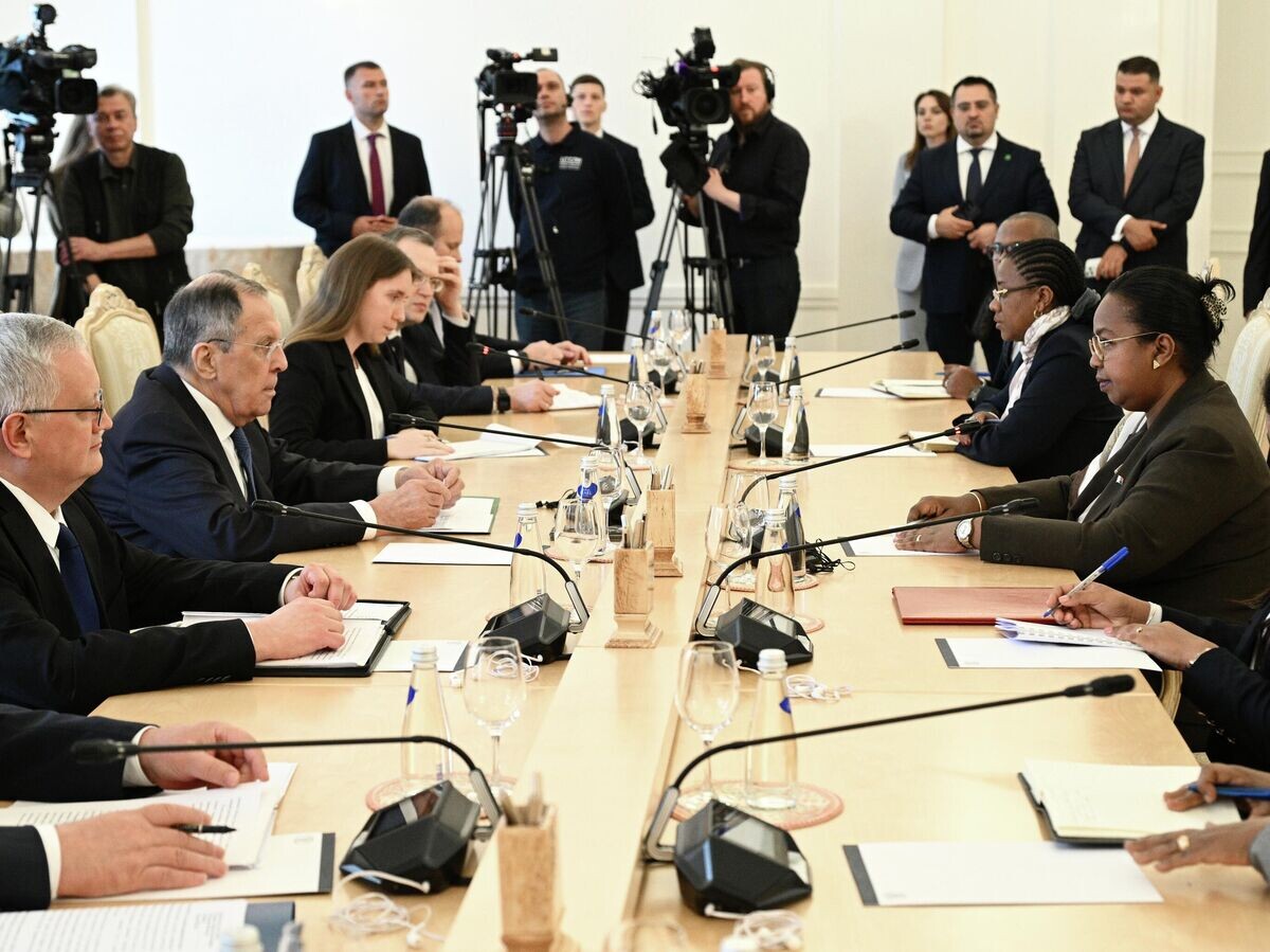    Министр иностранных дел РФ Сергей Лавров и министр иностранных дел Мадагаскара Алис Ндиайе во время встречи в Москве | © РИА Новости / Алексей Филиппов