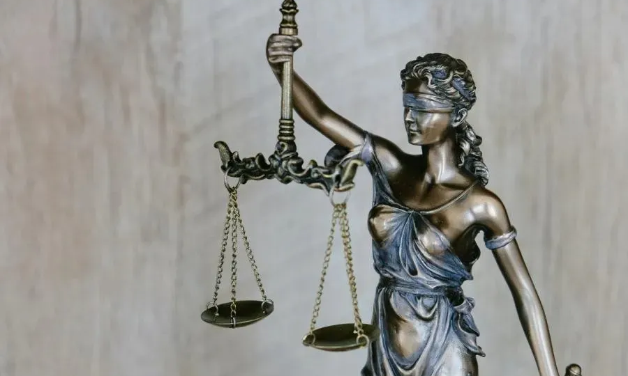 До 13 лет колонии: суд вынес приговор полицейским, вымогавшим деньги у «ночных бабочек»