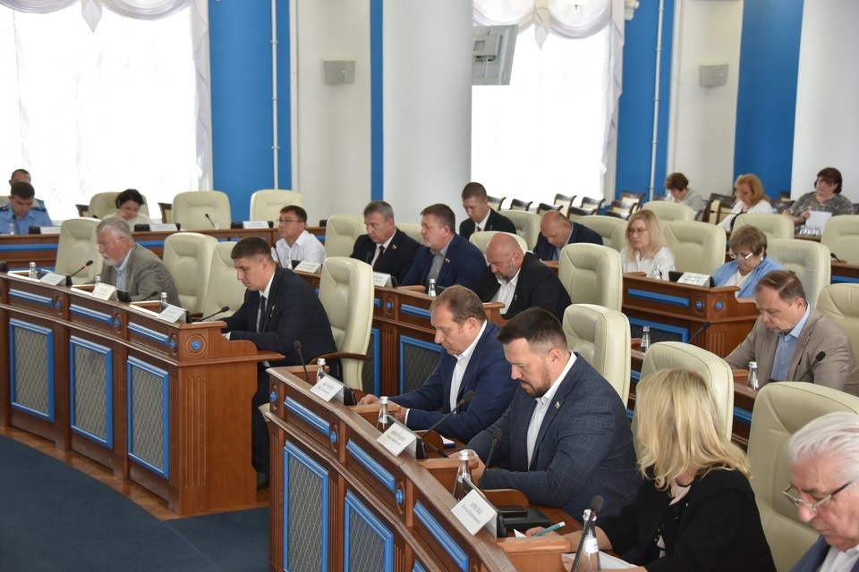    Депутаты рассмотрели актуальные для севастопольцев поправки в региональное законодательство. Фото: пресс-служба Заксобрания Севастополя
