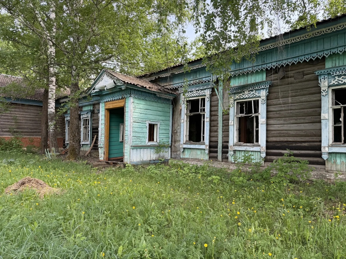 Одноэтажное деревянное здание площадью 441.7 кв. м в стиле эклектики было построено в 1897 году 