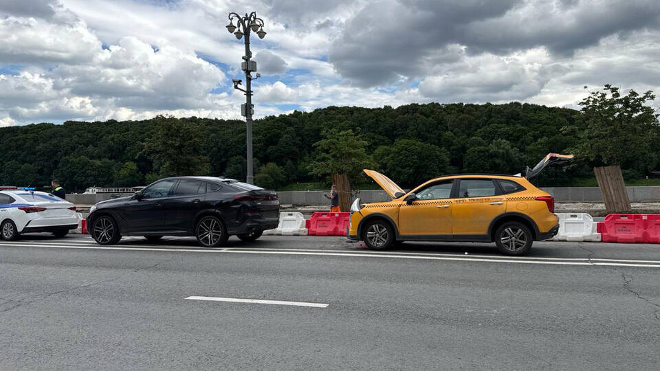     Такси врезалось в BMW на Фрунзенской набережной в Москве ИЗВЕСТИЯ