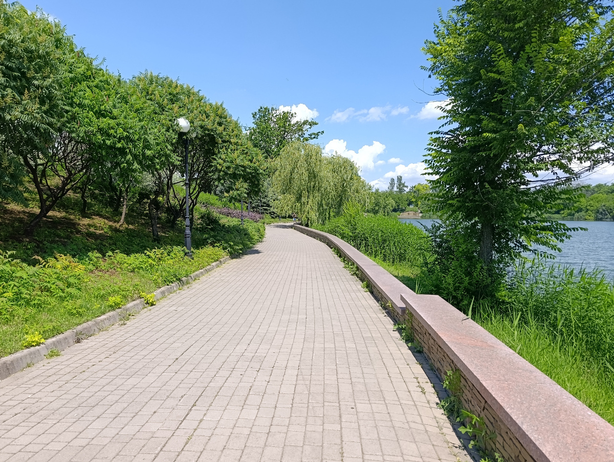 Одна из пешеходных дорожек вдоль берега первого городского ставка на реке Скоморошине (Бахмутке).