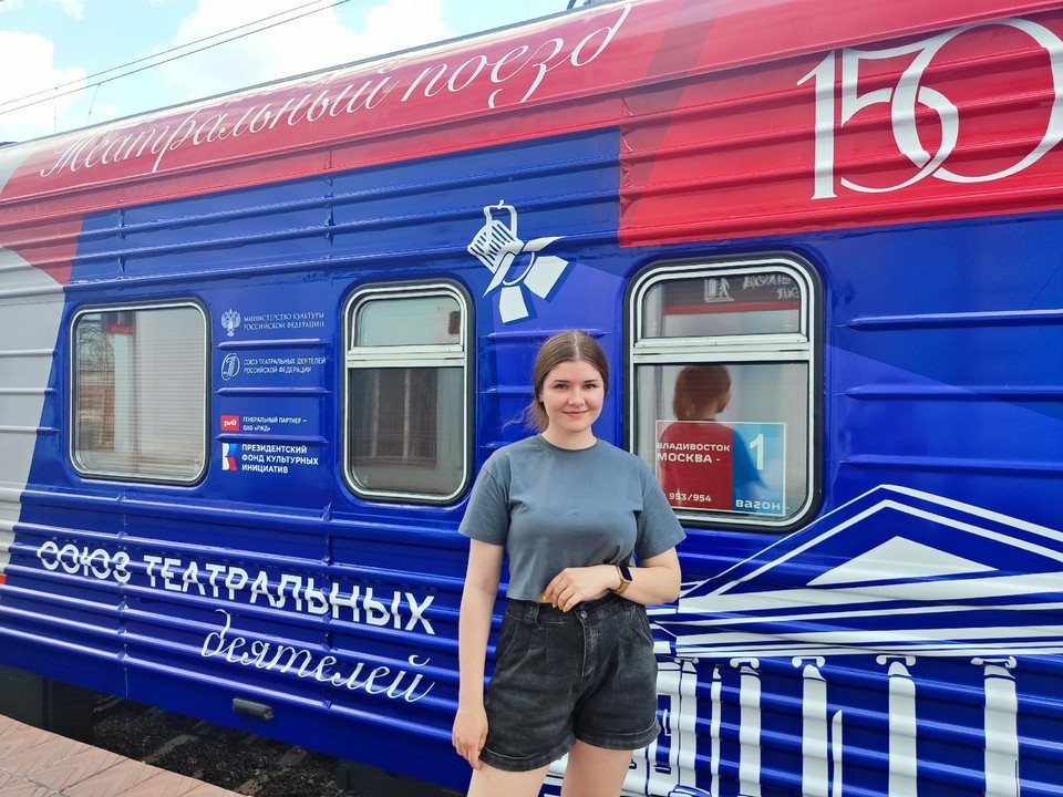    Каждый вагон поезда расписан на тему театра Татьяна СТЕРХОВА