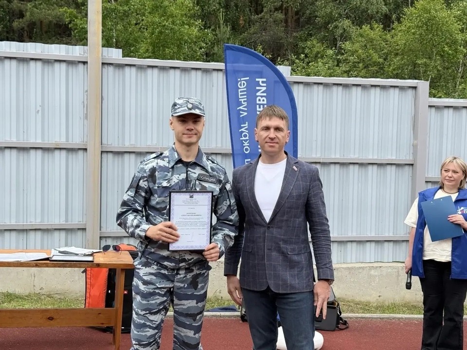    Депутат Думы Иркутска Михаил Лунёв поприветствовал присутствующих и лично вручил благодарности опытным сотрудникам МВД. Фото: личный архив Михаила Лунева.