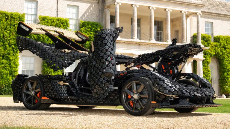 Собранный из Lego полноразмерный управляемый Koenigsegg весом 1,8 тонны разогнался до 111 км/ч