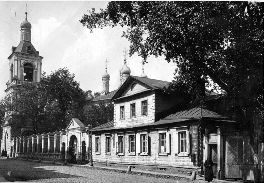 Церковь Николая Чудотворца в Голутвине. Дом причта, 1895 - 1920 г. (https://pastvu.com/p/23143)