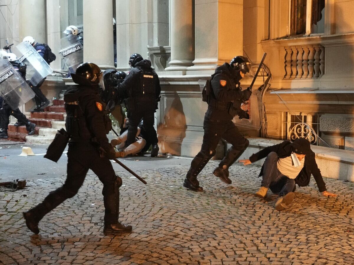    Столкновения протестующих с полицией в Белграде | © AP Photo / Darko Vojinovic