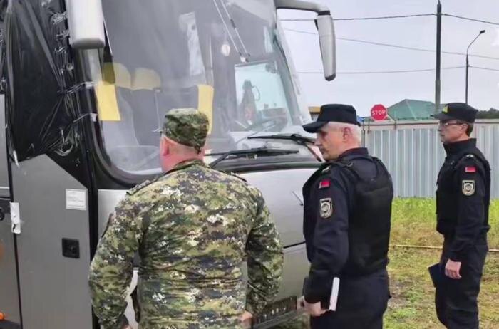Автобус, подвергшийся атаке дрона ВСУ в Брянской области. Обложка © Telegram / СК Белоруссии