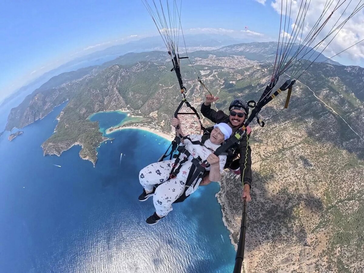 74-летняя казахстанка спела в полете на параплане в Турции © Photo : Предоставлено Ырзакуль Жанибековой