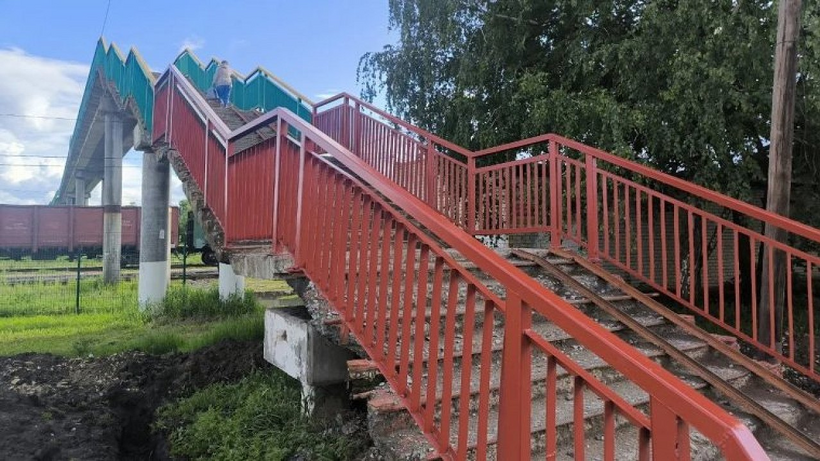 Рабочие в Петровске продолжат восстановление моста через железную дорогу