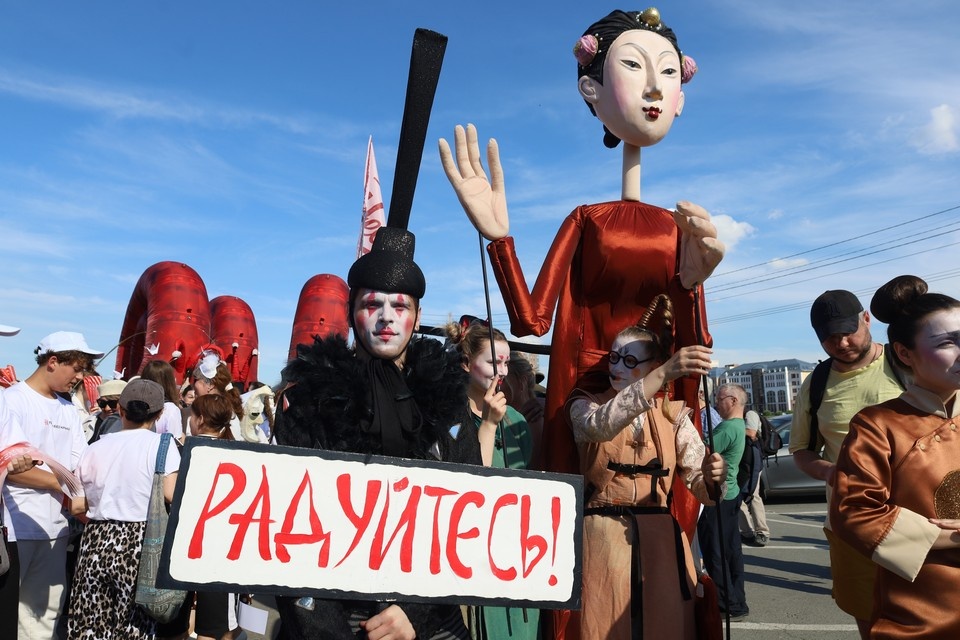    Фестиваль начался с шествия. Любовь ЛАНЧЕВА