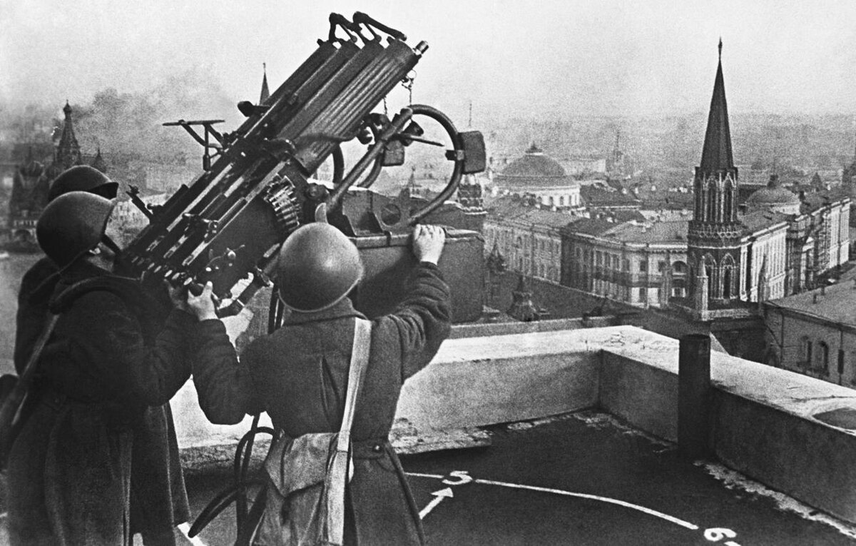 Зенитная пулеметная установка на крыше гостиницы "Москва", 1941 год. © Олег Кнорринг/ ТАСС
