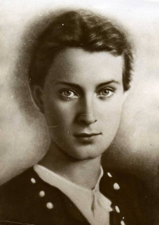 Любовь Соколова в юности 