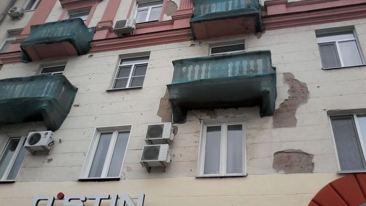    В Белгороде на улице Белгородского полка рушится фасад дома   1MI