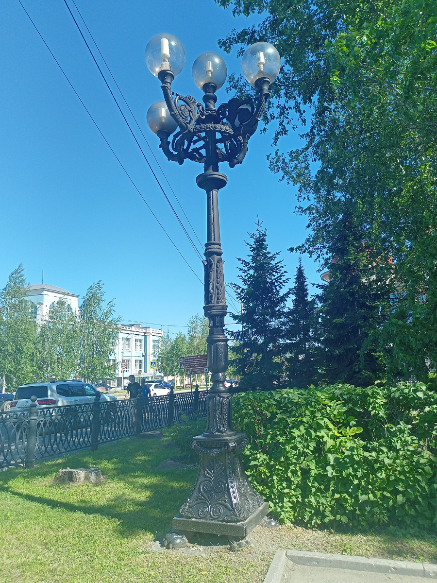 Фонарь на львиных лапах 