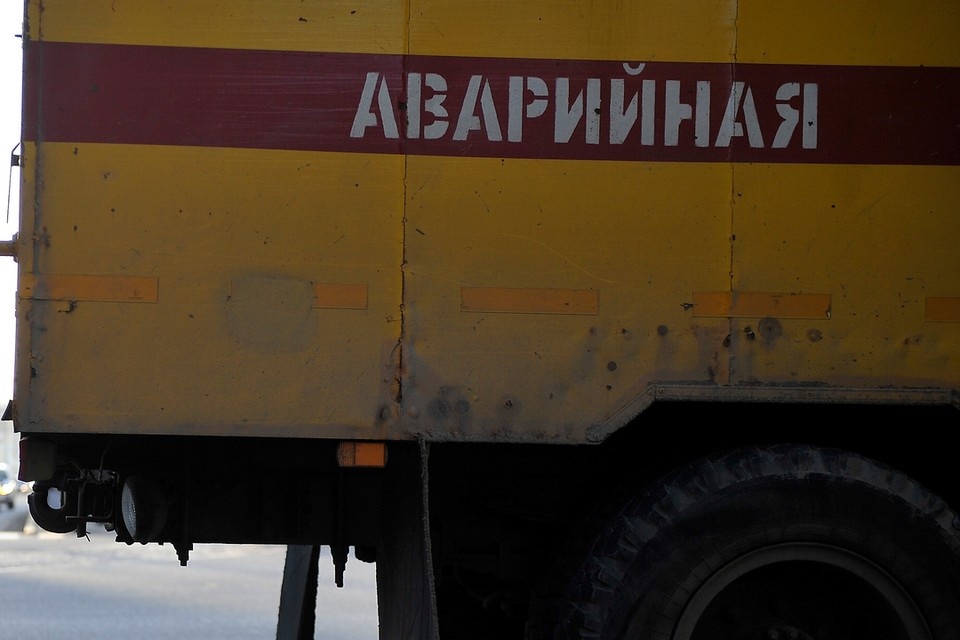    Энергетики продолжают восстанавливать поврежденный кабель. Алексей БУЛАТОВ