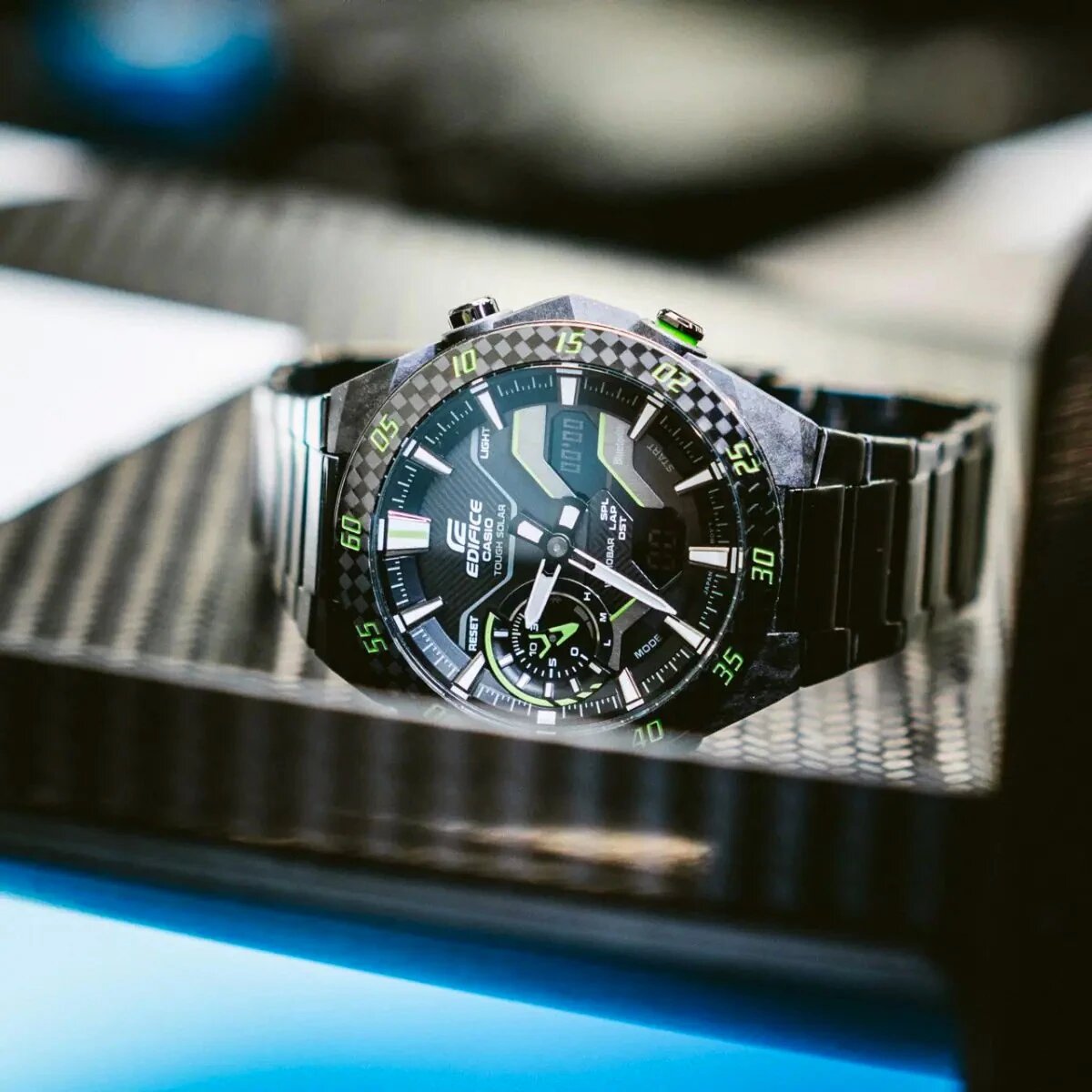 Часы Edifice ECB-2200RC-1A3 сочетают в корпусе карбон и сталь — так достигается прочность и сравнительная легкость (для стали)