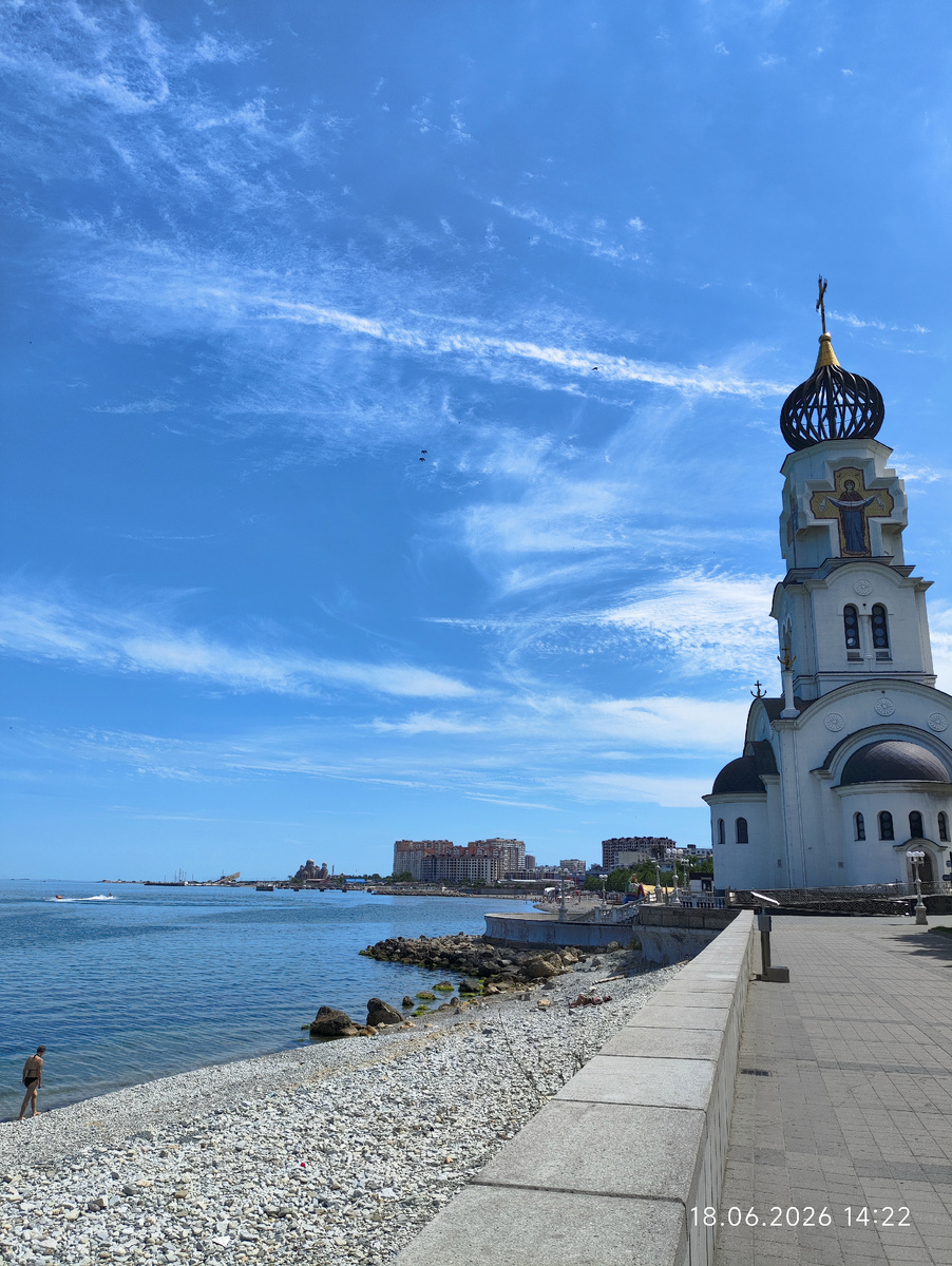 Храм и море в Новороссийске 